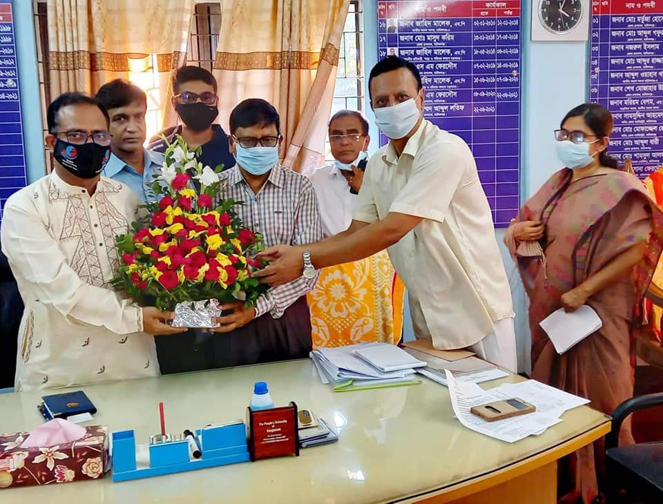 কলেজ গভর্নিং বডির সভাপতিকে ফুলেল শুভেচ্ছা